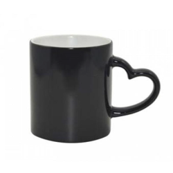 Taza mágica negra asa corazón